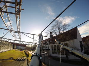 Foto 2: Blick auf zwei angedrahtete Stromabnehmer auf dem Campus Scheffelberg.