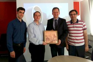Foto: Vier Beteiligte des Erasmus+ Projektes auf einem Gruppenbild mit Vertretern der International Black Sea University (IBSU).