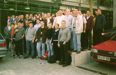 Gruppenfoto: Studenten des Jahrgangs 1998.