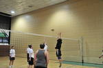 Foto 2: Studierende in einer Turnhalle beim Volleyball.