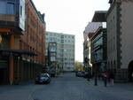 Foto 1: Blick vom Kornmarkt in die Klosterstraße. Links das Hotel First Inn. Rechts eine Gebäudeteil des Paul Kirchhoff Bau (PKB) und die Hochschulbibliothek.