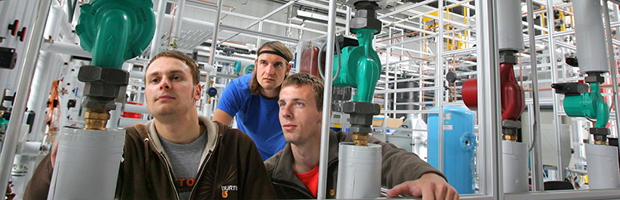 Bannerfoto: Drei Herren in einem Labor. Aufbaustudiengang Umwelttechnik und Recycling (Diplom, berufsbegleitend)