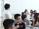 Foto: Studierende sitzen in einem Unterrichtsraum und hören einer Vorlesung zu.