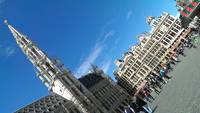 Foto: Praktikum in Brüssel. Großer Platz mit Passanten und historischen Gebäuden.