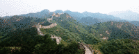Foto: Blick über einen Bergkamm mit der chinesischen Mauer.