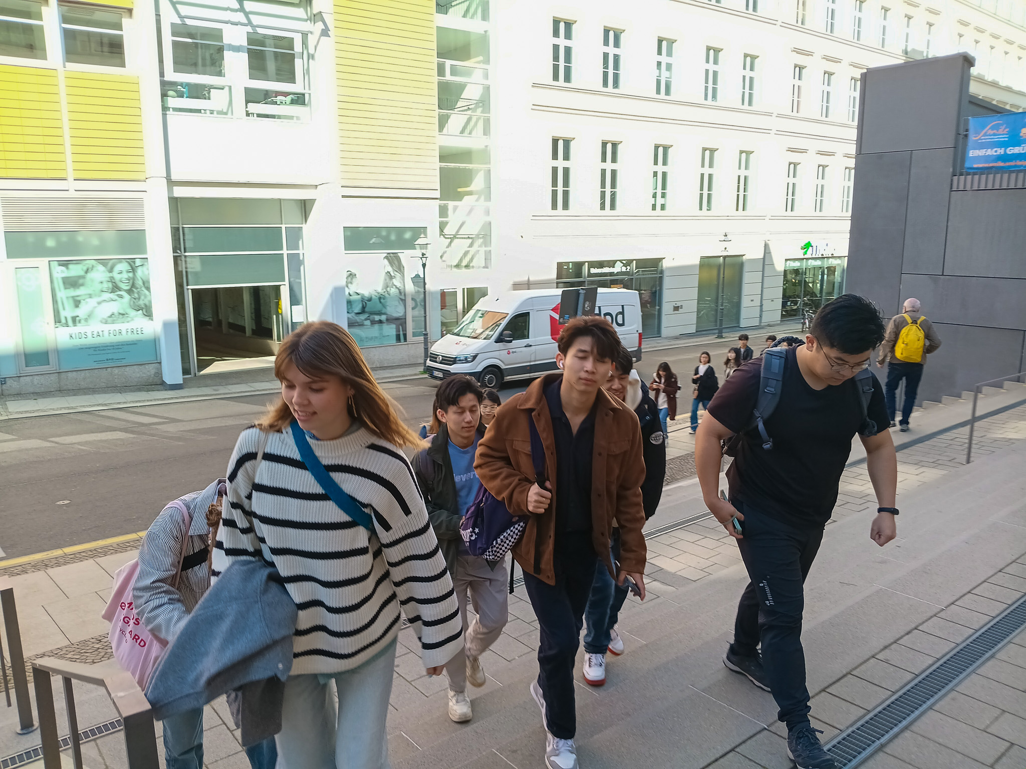 Foto: Studierende gehen in die Uni Leipzig