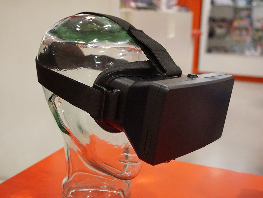 Foto: Eine Virtual Reality Brille auf einem Glaskopf.