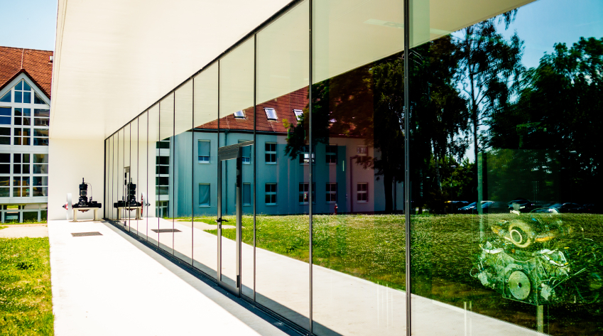 Foto: Titelbild Schaufenster Forschung. Glasfassade des Forum Mobile auf dem Campus Scheffelberg.