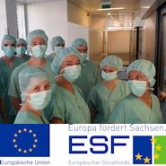 Plakat: Europäischer Sozialfond. Bild mit medizinischen Personal in Operationskleidung.