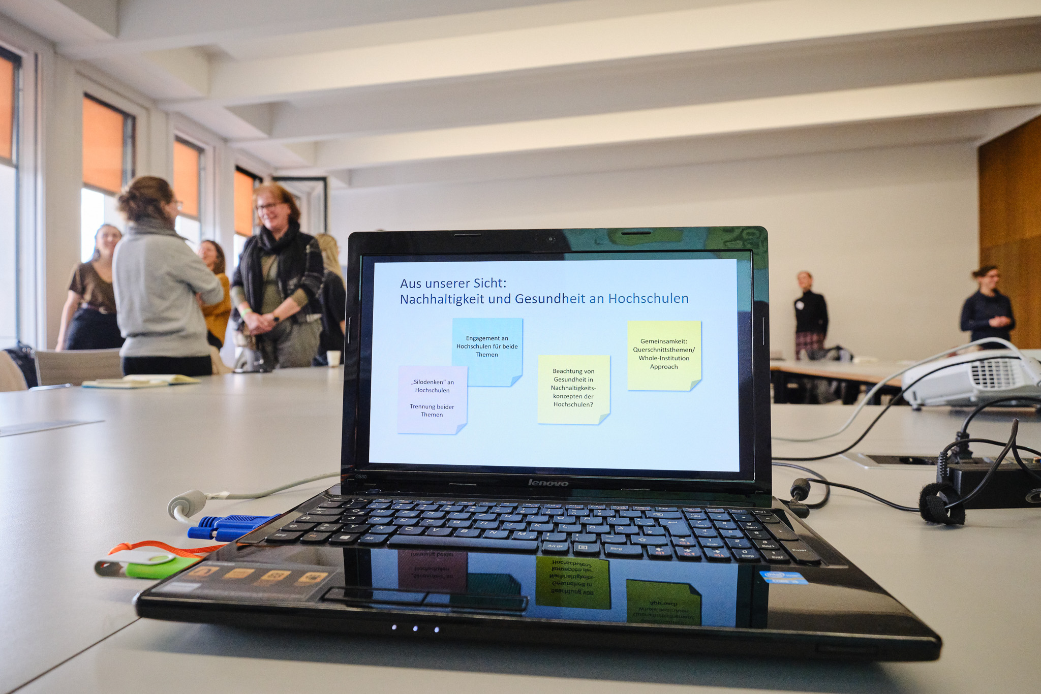 Foto: Laptop mit geöffneter Folie: Nachhaltigkeit und Gesundheit an Hochschulen