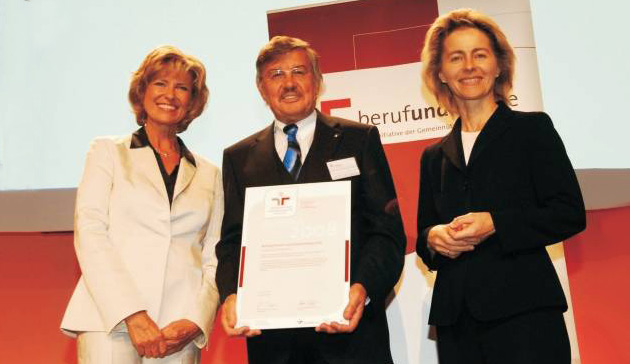 Foto: Übergeben das Zertifikat „familiengerechte Hochschule“ an den Rektor der WHZ, Prof. Dr. Karl-Friedrich Fischer.