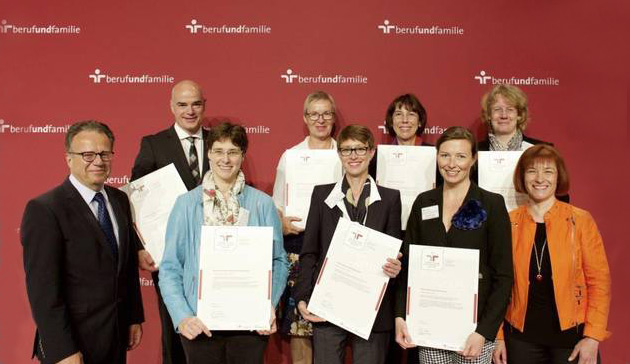 Gruppenfoto: Entgegennahme des Zertifikats 2014. Prof. Dr. Anke Häber (1. Reihe, 2. v.l.) nahm für die WHZ das Zertifikat entgegen. (Foto: berufundfamilie Service GmbH).