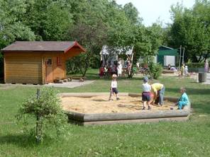 Foto: Kinder beim Spielen in der Außenanlage des Kinderhaus Kuschelkiste.