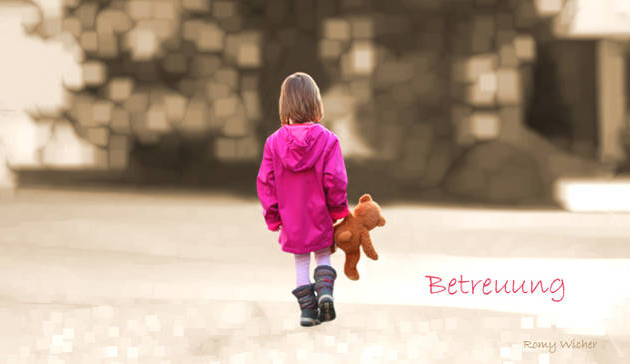 Symbolbild: Kinderbetreuung. Ein Kind läuft mit einem Stofftier einen Weg entlang.