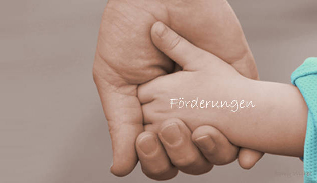 Symbolbild: Förderungen. Hand eines Elternteils hält eine Kindeshand fest.