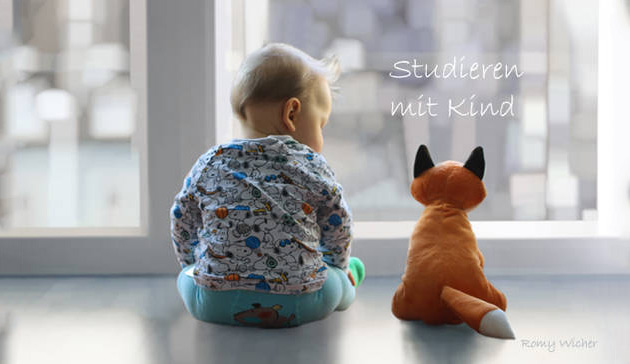 Symbolbild: Studieren mit Kind. Ein Kind sitzt mit einem Stofftier vor einem Fenster. Das Stofftier sieht aus wie ein Fuchs.