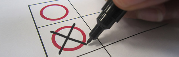Foto: Wahlen Symbolbild. Mit einem schwarzen Stift wird ein Kreuz in einem roten Kreis gesetzt.
