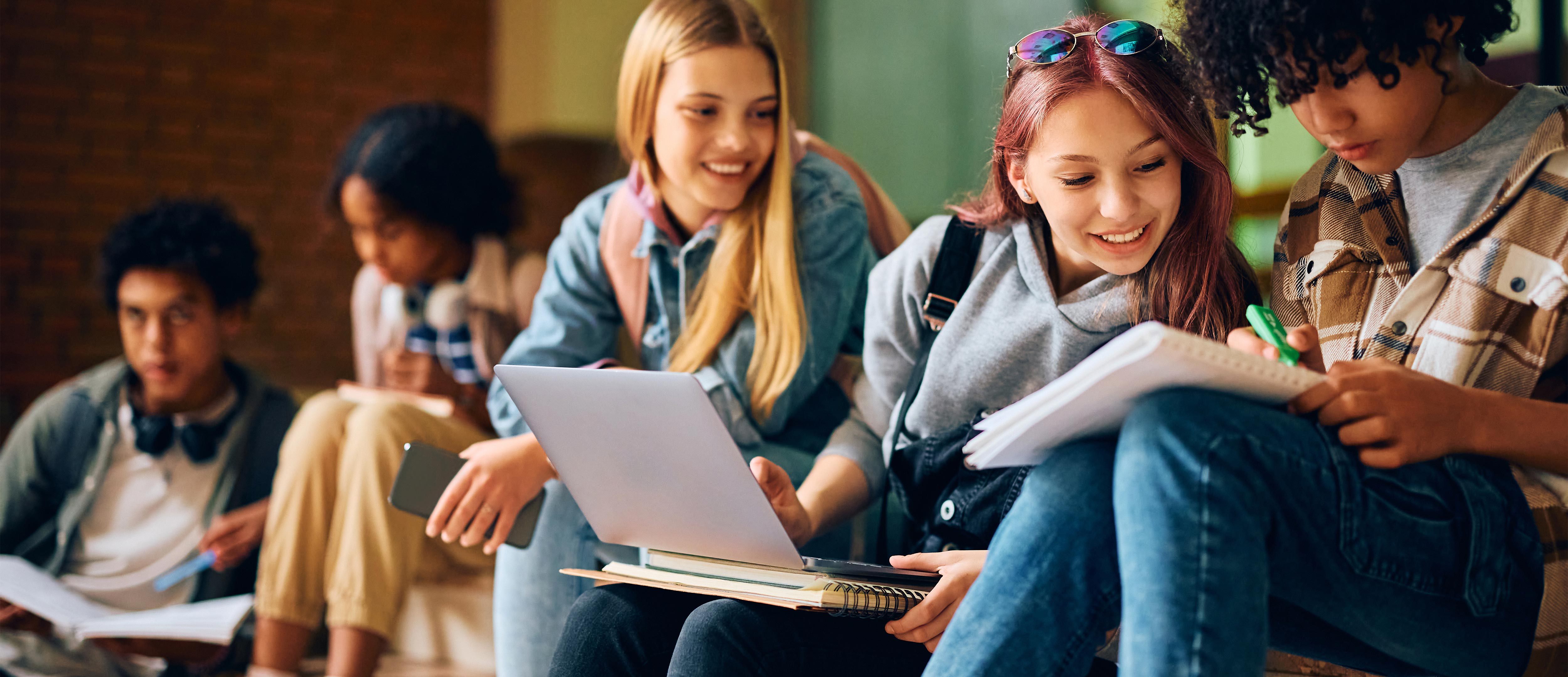 Foto: Titelbild für die KinderUni. Zusehen sind Studierende. (Quelle:adobestock/drazen)