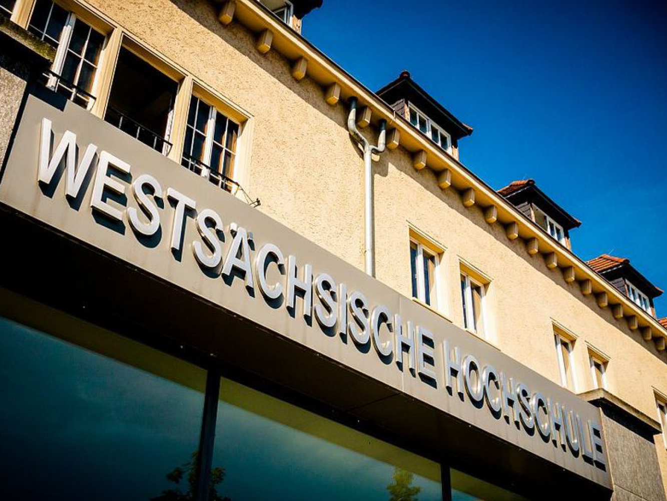 Gebäude der WHZ mit Schriftzug Westsächsische Hochschule Zwickau