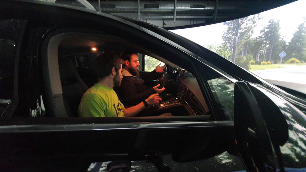 Ein Gruppenteilnehmer sitzt im Fahrsimulator-Fahrzeug und fährt auf einer virtuellen Strecke | Quelle: WHZ