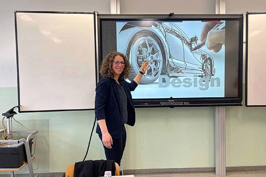 Frau Prof. Laass steht vor einer interaktiven Tafel und zeigt auf eine Designskizze eines Fahrzeugs (Foto: WHZ/M. Schwedler)