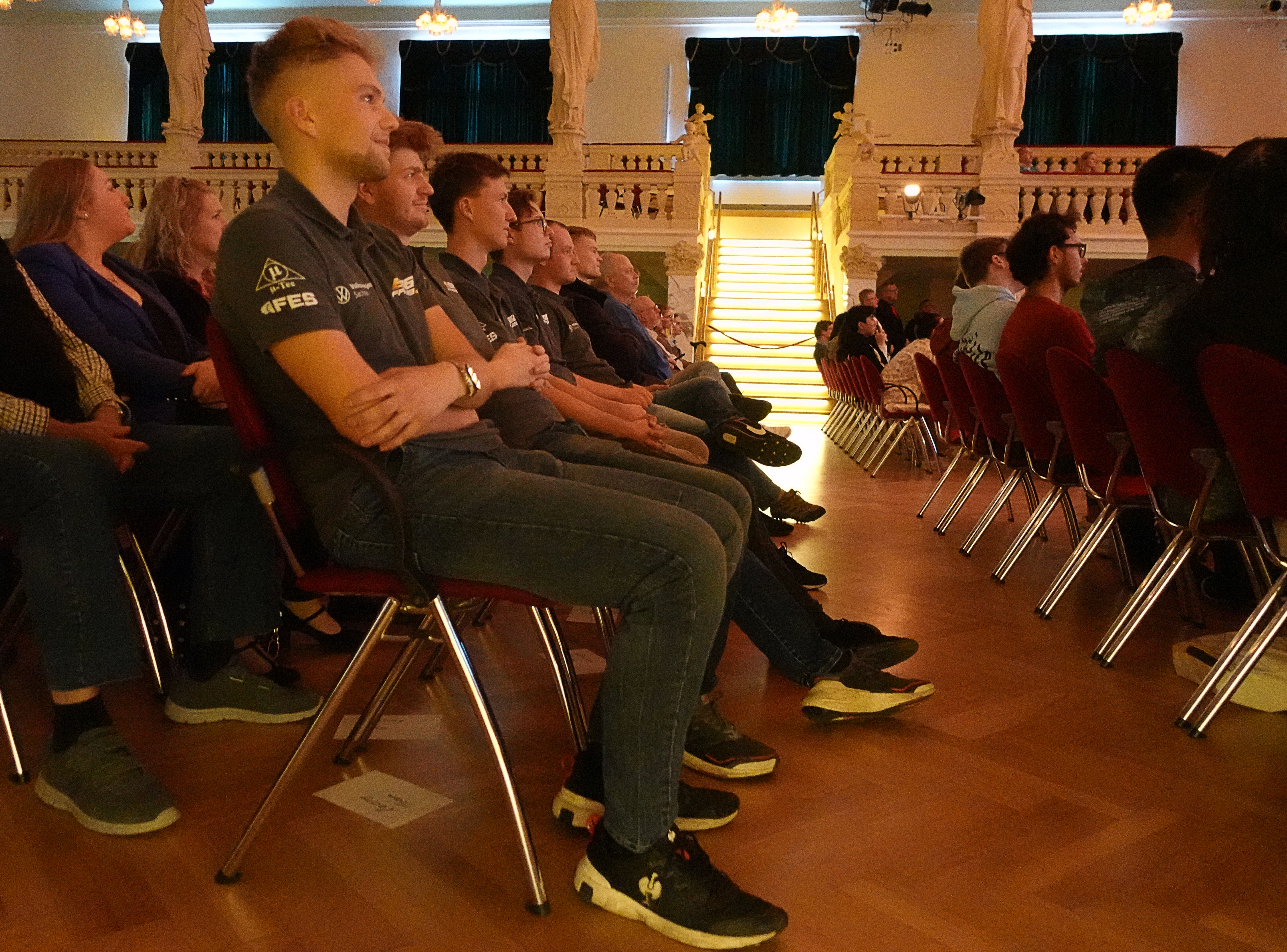 Entspannt sitzen Vertreter des Racing-Team´s der WHZ und genießen die Immatrikulationsfeier (Foto:WHZ/M. Schwedler)