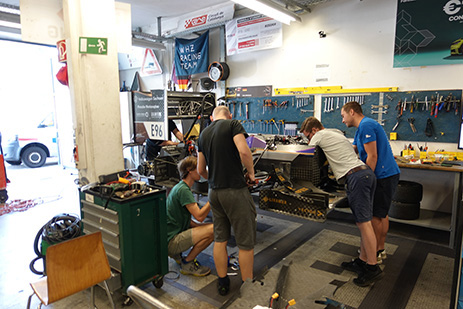 Das Racing Team arbeitet gemeinsam am Feintuning des Rennautos in iher Werkstatt an der WHZ.