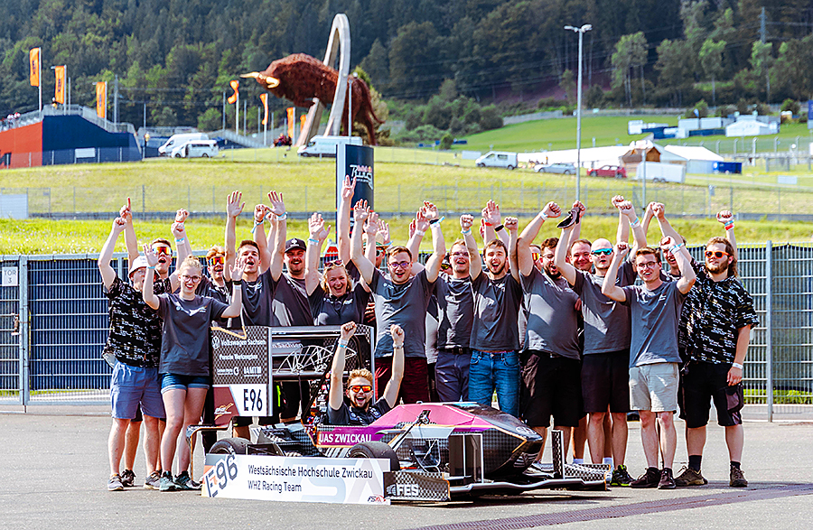 Alle Teilnehmer des WHZ-Racing Teams stehen auf der Red Bull Arena in Österreich.