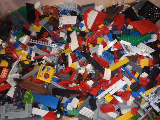Foto: Ein Haufen bunter Legoteile verschiedenster Ausführungen.