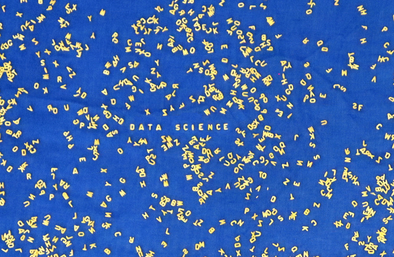 Foto: Buchstabensalat, in der Mitte "Data Science" gebildet