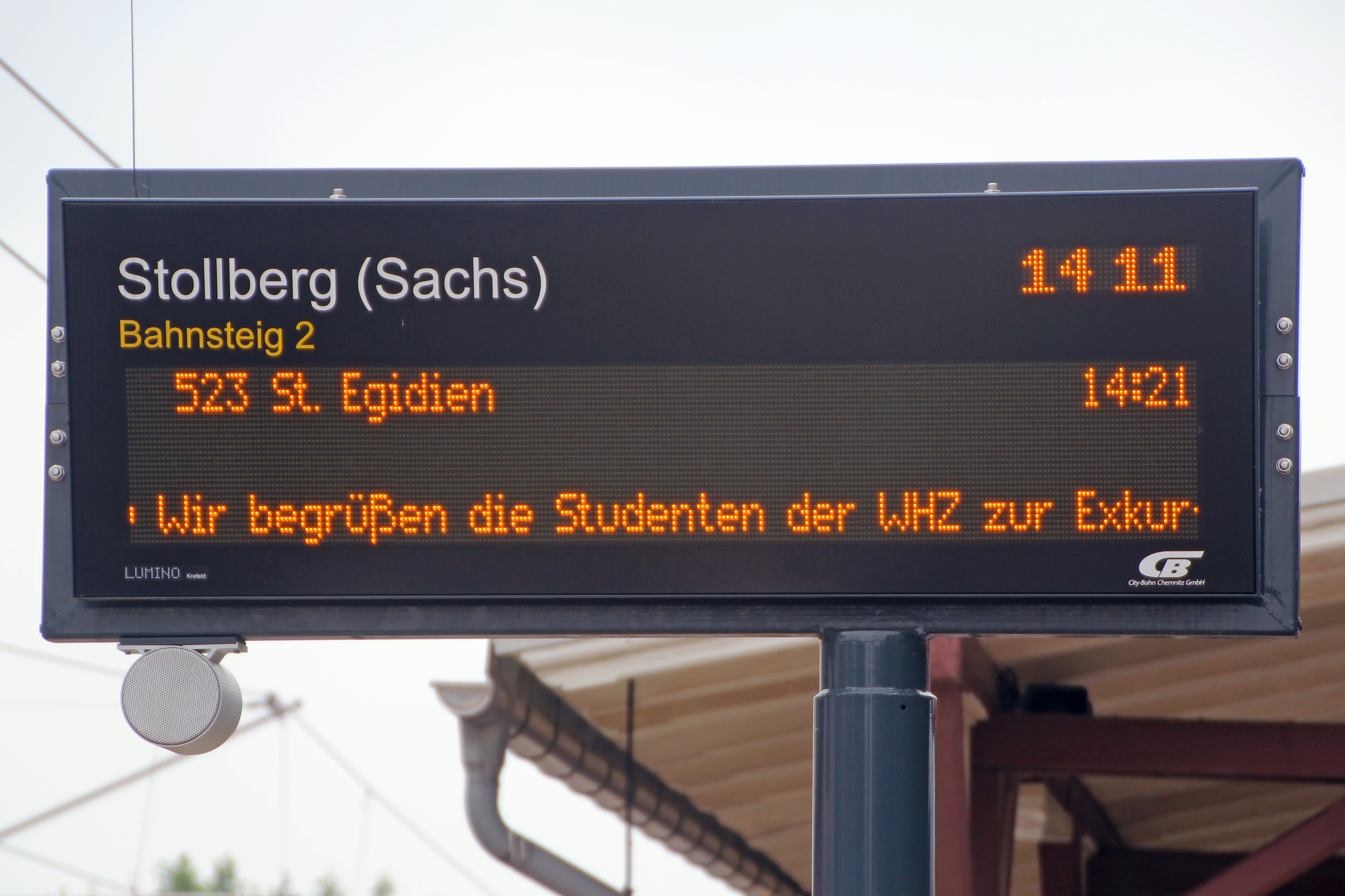 Foto: Anzeigetafel des Bahnsteig 2 in Stollberg (Sachs). Mit Einblendung des Schriftzuges. Wir begrüßen die Studenten der WHZ zur Exkursion.