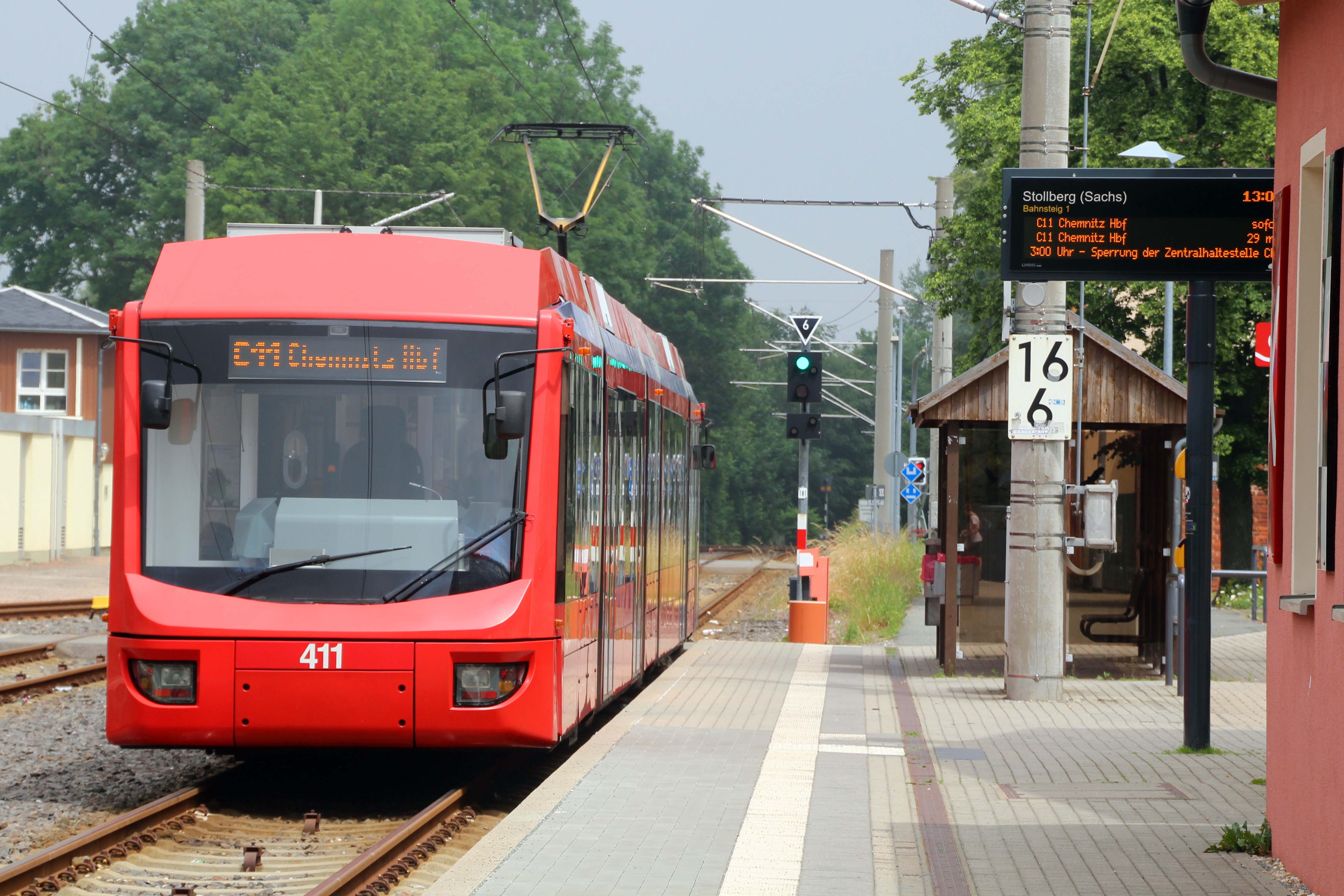 Foto: Ein Triebwagen fährt vom Bahnsteig im Bahnhof Stollberg ab.