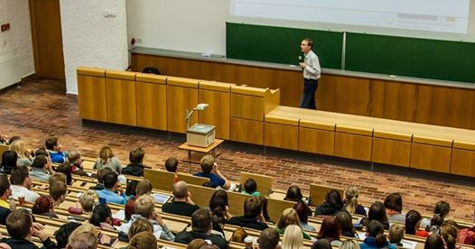Foto: Blick in den Hörsaal 1 Scheffelberg. Studierende sitzen in der Vorlesung und hören einem Vortrag von Hr. Prof. Richter zu.