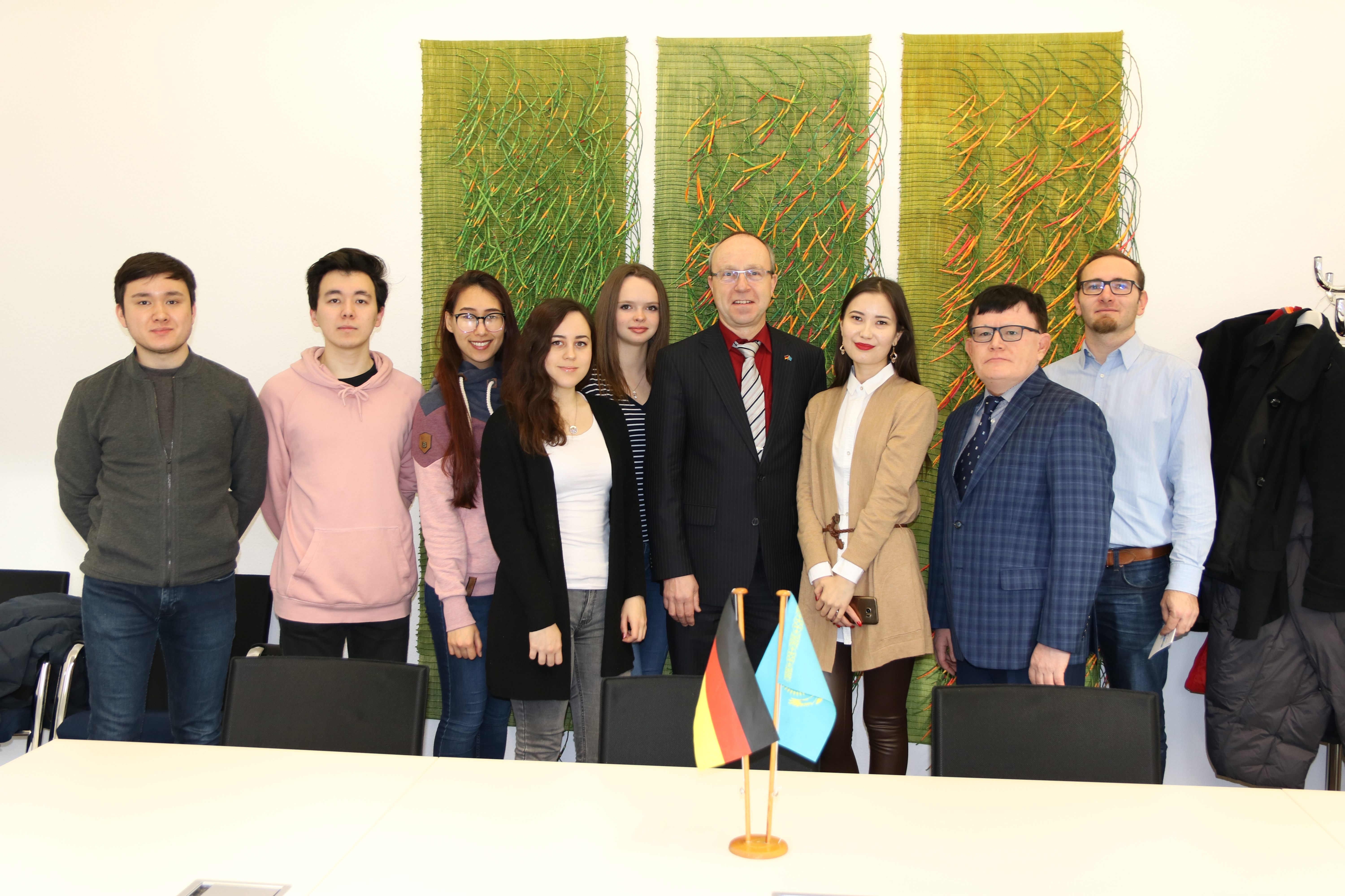 Foto: Gruppenbild der Teilnehmer zu den Kooperationsgesprächen mit der KAFU aus Kazakhstan.