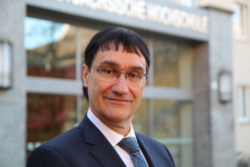 Foto: Porträtbild von Hr. Prof. Dr. Stephan Kassel.