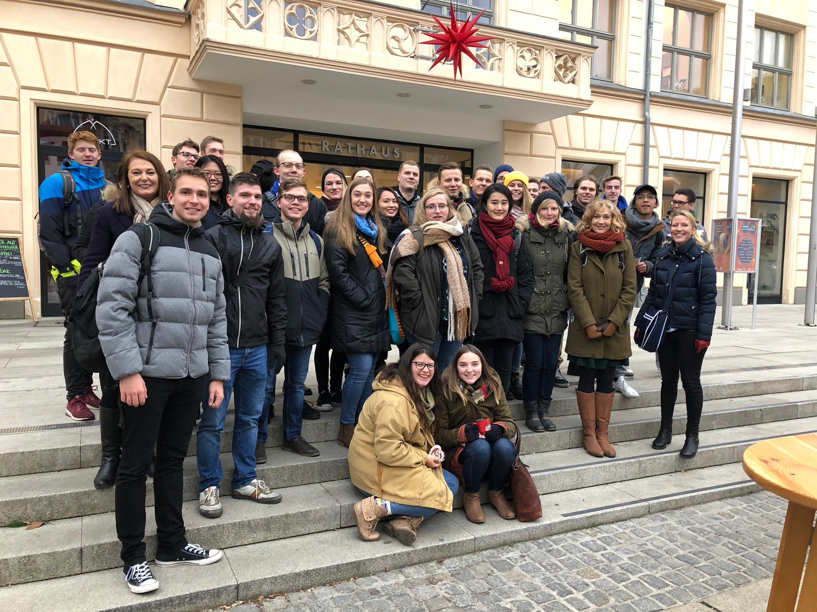 Gruppenfoto: Texanische Studierende vor dem Rathaus von Zwickau.
