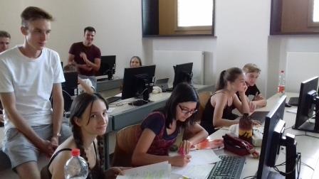 Foto: Studierende sitzen im Computerpool und bearbeiten ihre Aufgaben.
