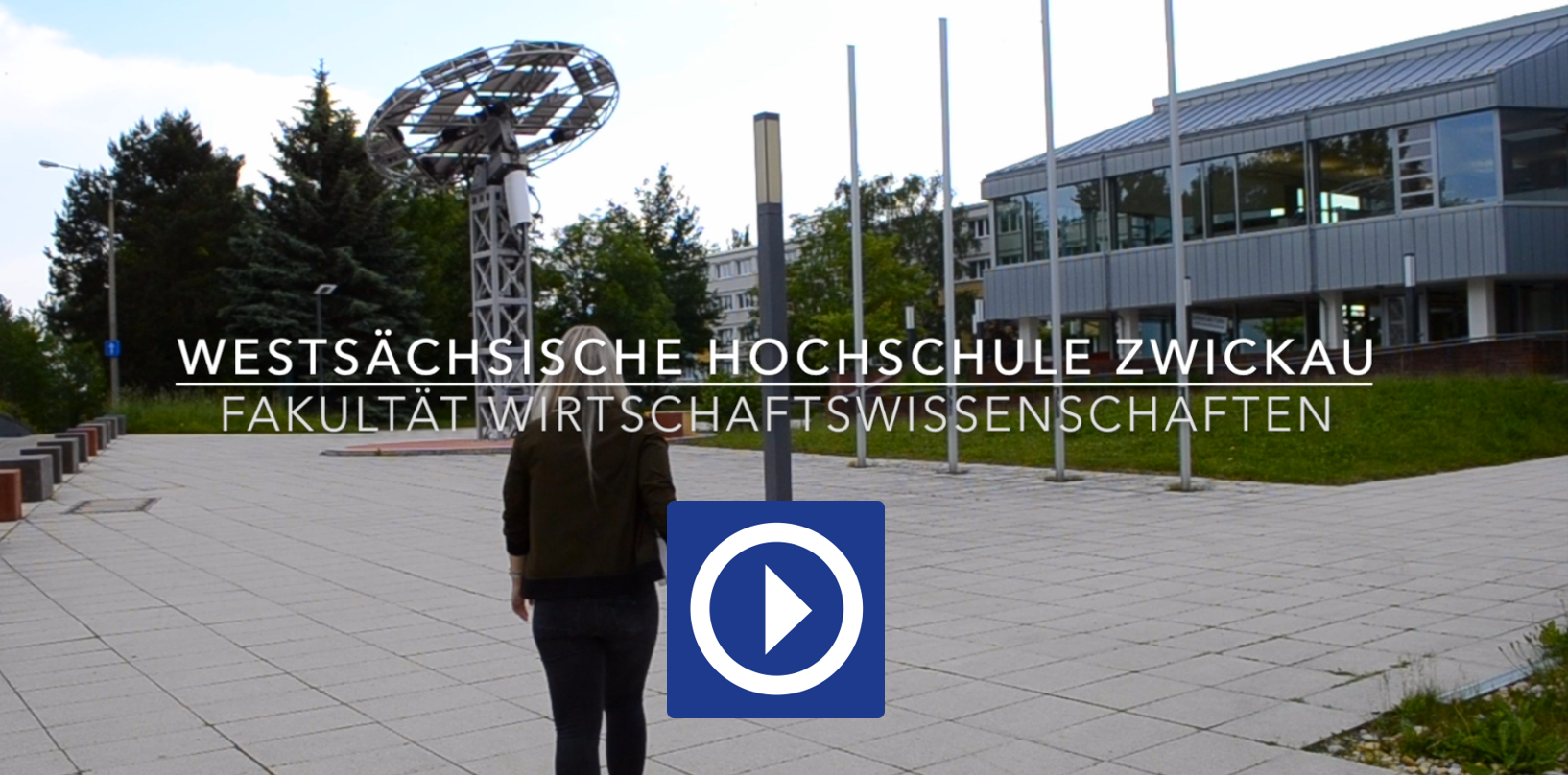 Videovorschaubild. Link zum Video. Eine Studierende läuft über den Vorplatz des Campus Scheffelberg. Im Hintergrund ist der Solarturm und das Mensagebäude zu erkennen.