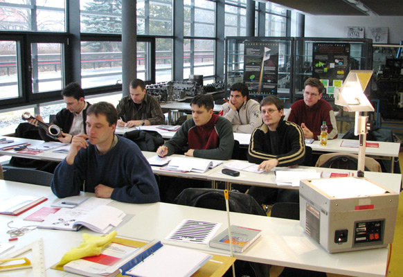 Weiterbildungslehrgang „Motormechanik/Arbeitsverfahren“ am Institut für Kraftfahrzeugtechnik für AUDI-Hungaria