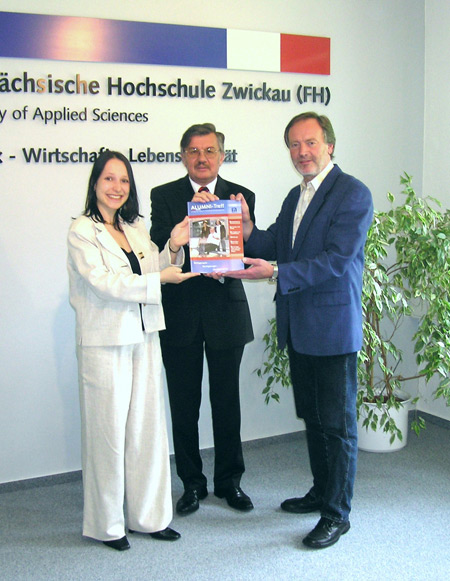erste Ausgabe des Absolventenmagazins „ALUMNI-Treff" an Rektor Prof. Dr. Karl-Friedrich Fischer übergeben