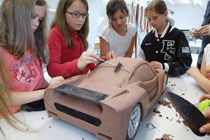 In der Mädchengruppe ein eigenes Auto bauen - Ziel des SchülerinnenWettbewerbs