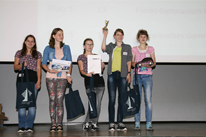 Die Gewinnerinnen des Julius-Motteler-Gymnasiums Crimmitschau mit ihrer "Black Lady".
