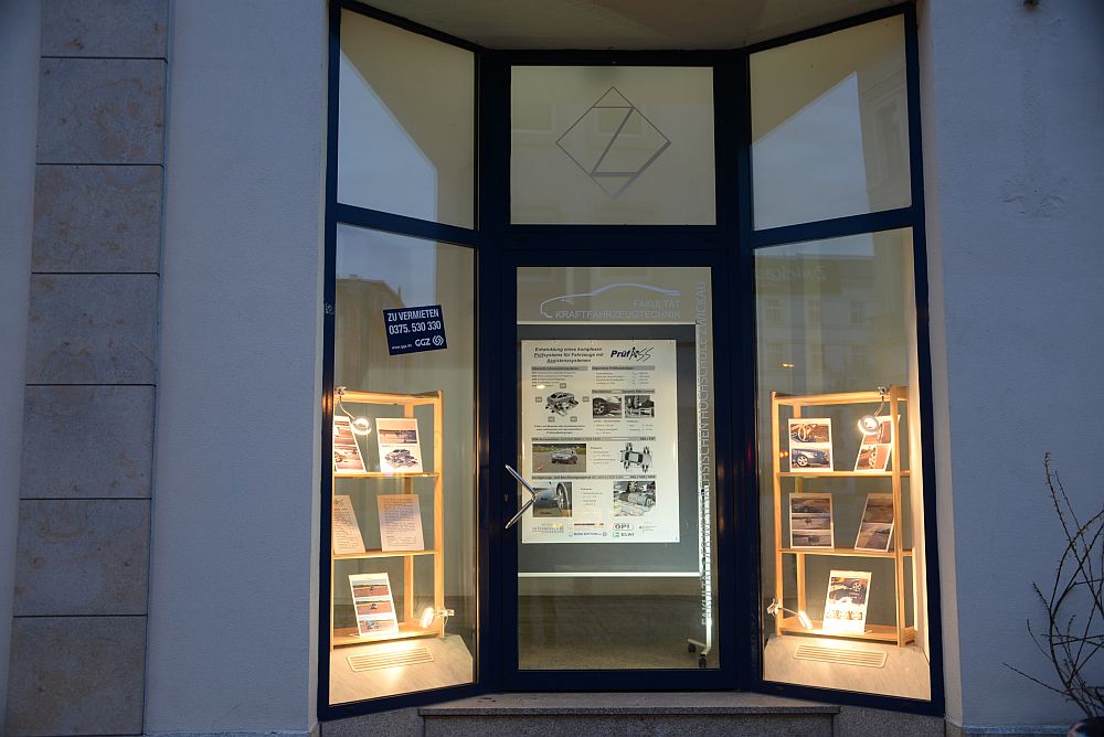 Eingangstür mit Ausstellungsobjekten. 