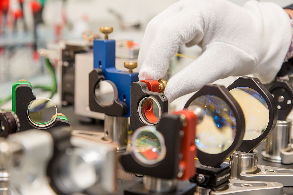 Foto: Ein Versuchsaufbau in der optischen Messtechnik mit mehreren Glaslinsen.