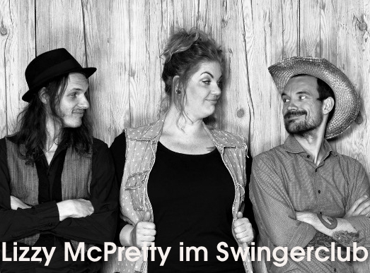 Foto: Gruppenbild eines Band Covers mit 3 Personen. Text: Lizzy McPretty im Swingerclub.