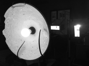 Foto: Ein seitlich stehender Lampenschirm mit Glühbirne.