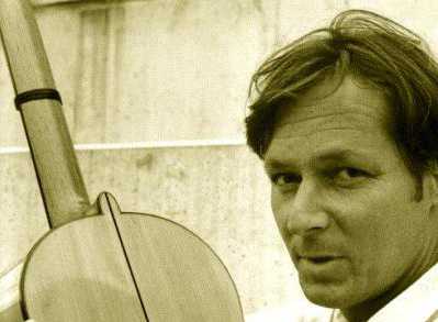Foto: Jan Hengmith mit einem Musikinstrument.
