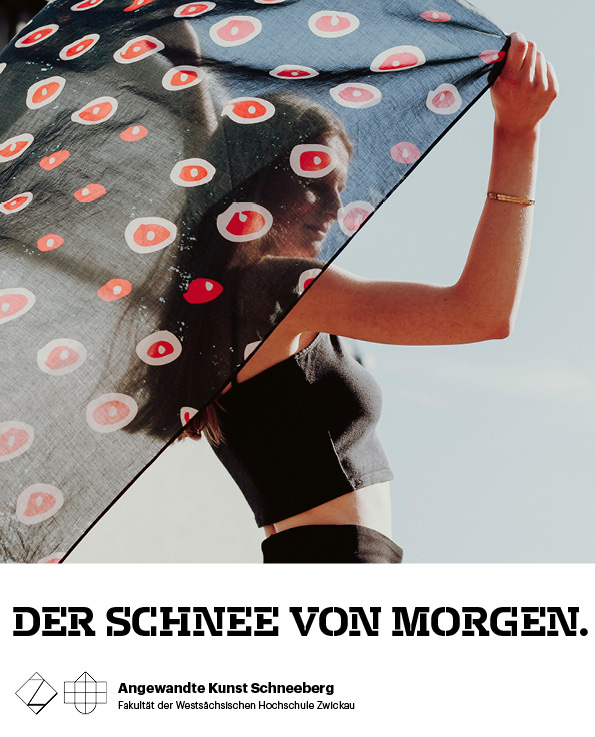 Foto: Flyerbild. Ein Frau lässt ein transparentes Tuch über sich im Winde wehen. Darunter Text: Der Schnee von Morgen.