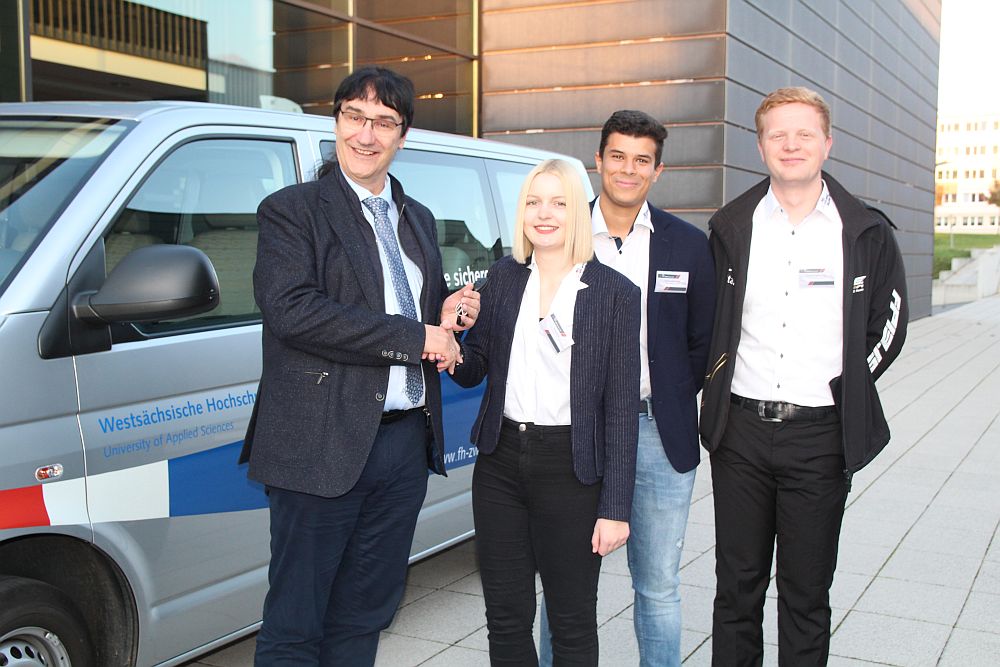 Foto: Rektor Prof. Kassel überreicht symbolisch 3 Mitgliedern des WHZ Racing Teams die Schlüssel für einen VW-Bus.