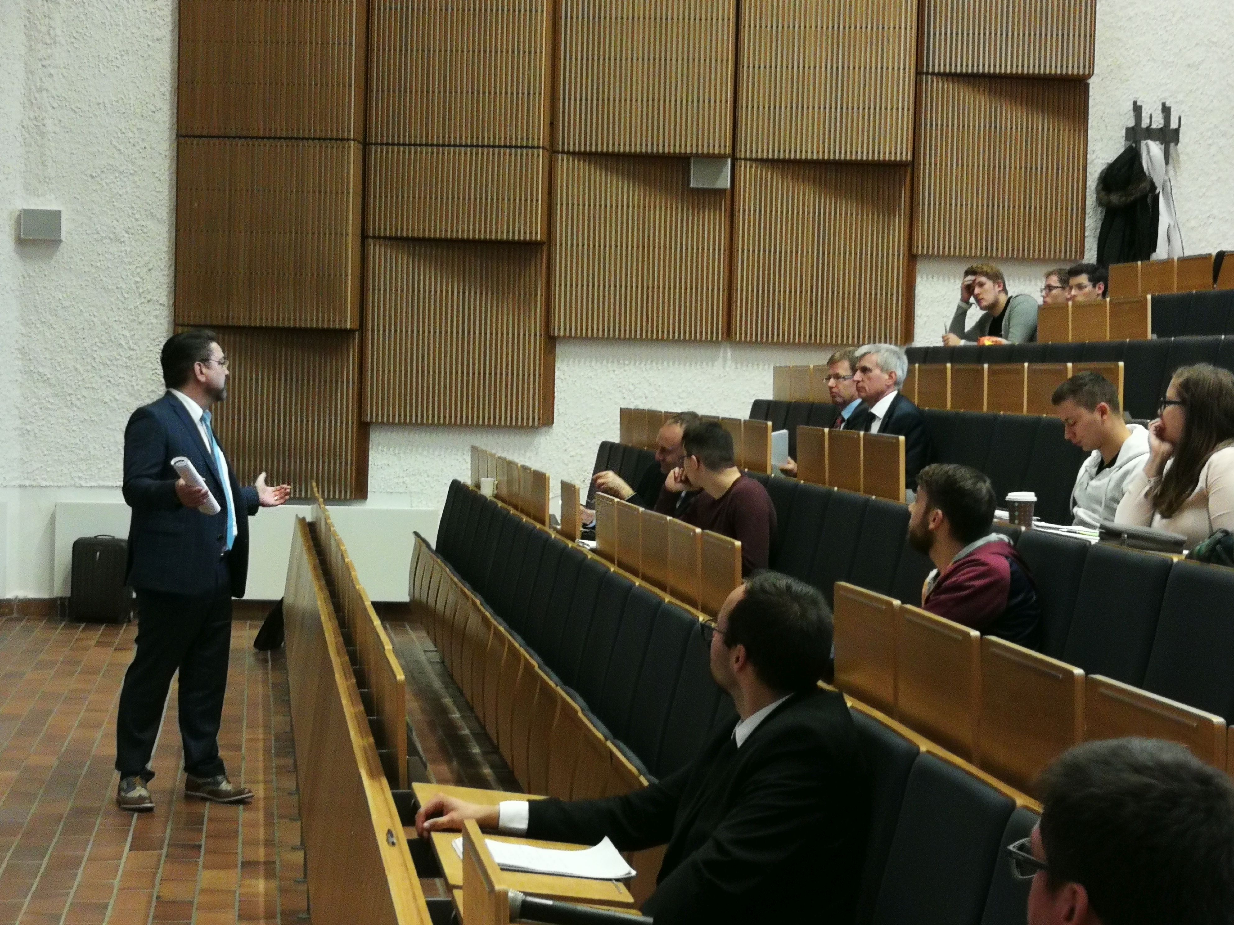Foto: Prof. Zirkler hält im Hörsaal einen Vortrag.